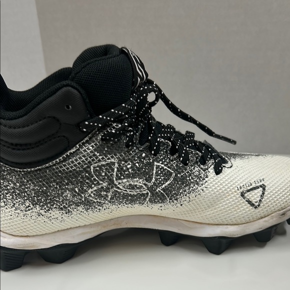 Under Armour Black and White Sneakers with Modern Speckle Design - Picture 6 of 6